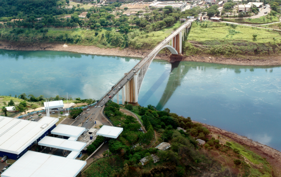 Por que 2ª ponte Brasil-Paraguai está pronta, mas não foi aberta? E como será a 3ª?