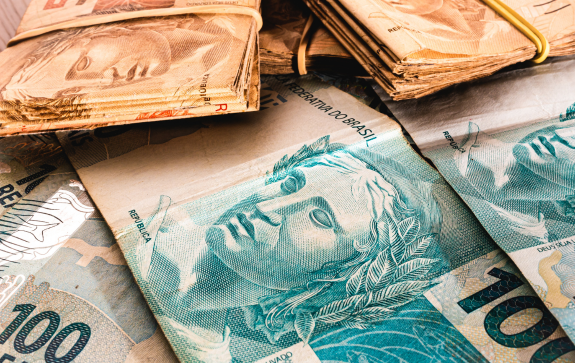 Antecipação do 13º no Paraná injeta R$ 2,4 bi e deve gerar 441 empregos