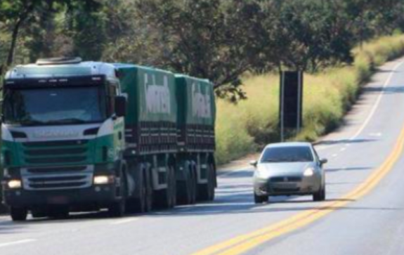 PRF divulga restrições para veículos de carga nas rodovias do Paraná no Carnaval