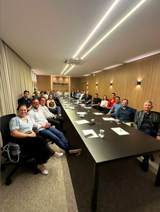 COMJOVEM Curitiba participa de reunião de diretoria do SETCEPAR com foco em integração e desenvolvimento setorial