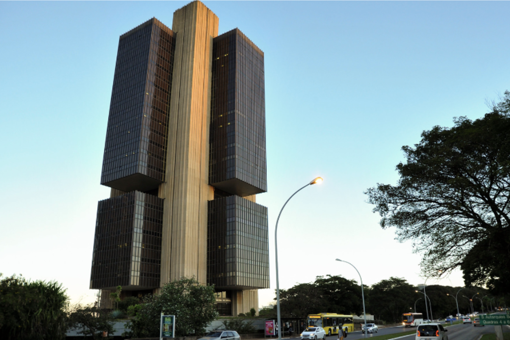 CNT apresenta ao Banco Central panorama econômico do transporte e reforça agenda estrutural do setor