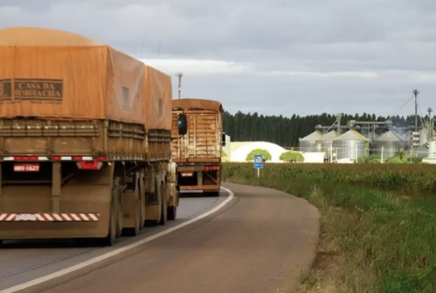 Frete rodoviário bate recorde no Brasil em 2026 e escassez de caminhões impulsiona alta dos custos no agronegócio