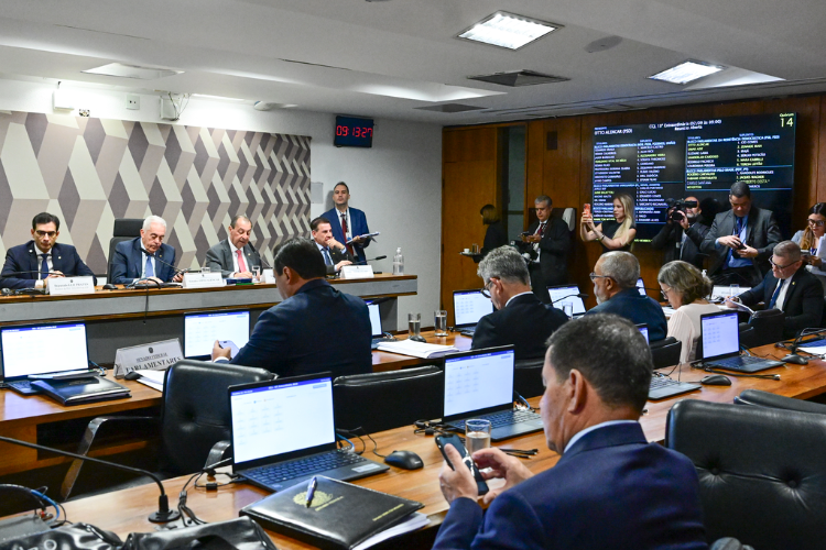 PEC do fim da escala 6x1 passa pela CCJ e aguarda votação no Plenário