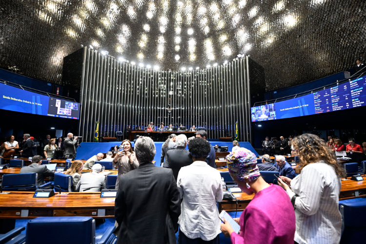 Senado aprova PEC que prevê fim da escala 6x1e jornada semanal de 40 horas